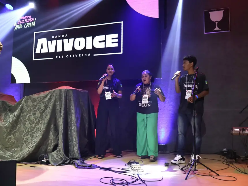 Jovens canatores se apresentaram e deram um show no festival