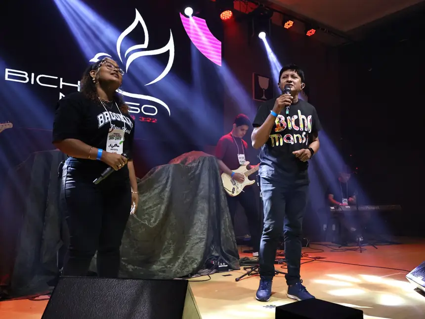 Vocalistas da banda Bicho Manso, o segundo a se apresentar na noite do festival