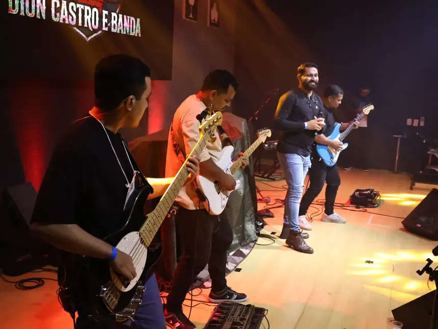 Bandas cantaram louvores em diferentes estilos da música cristã 