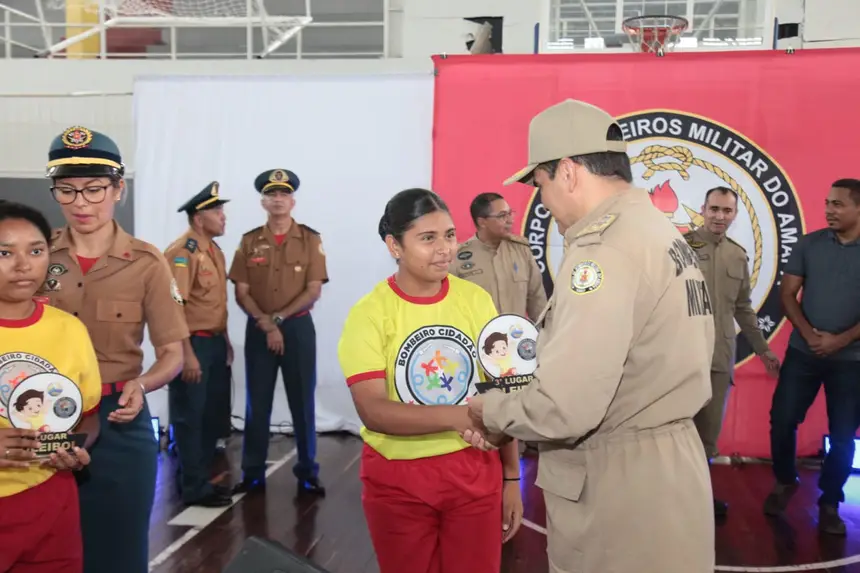 Premiações foram entregues aos alunos marcando o fim do ano letivo dos projetos sociais