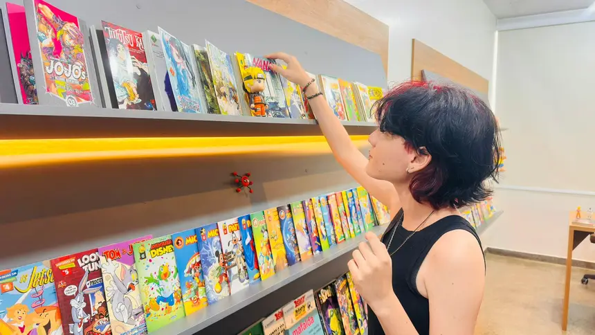 Visitando a biblioteca pela primeira vez, o jovem ficou impressionado com o acervo 