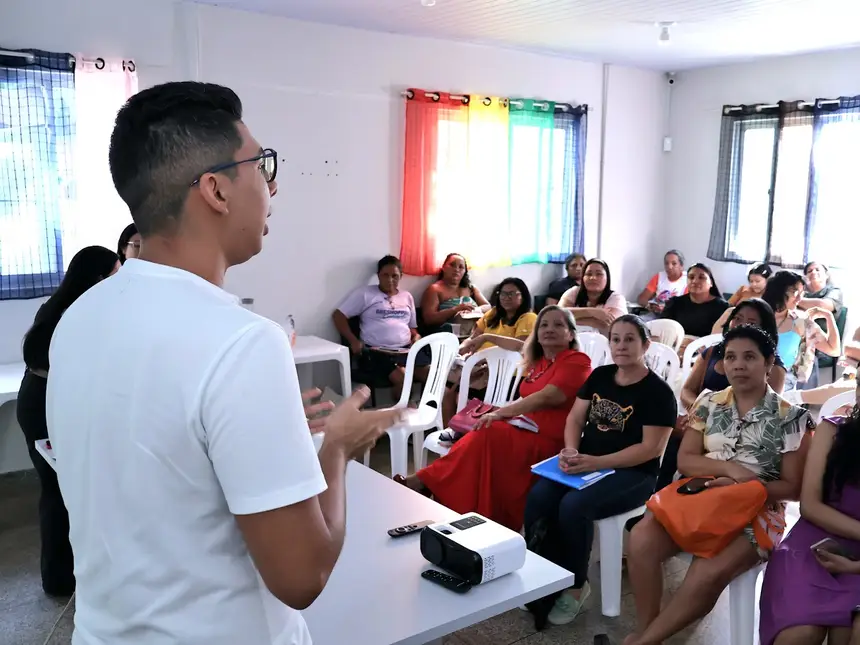 Funcionários da Sete deram instruções as mulheres artesãs sobre como requerer o Registro e carteira da categoria