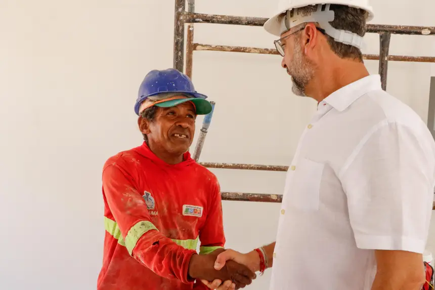 Durante a visita, Clécio Luís cumprimentou todos os trabalhadores da obra do Parque Residência