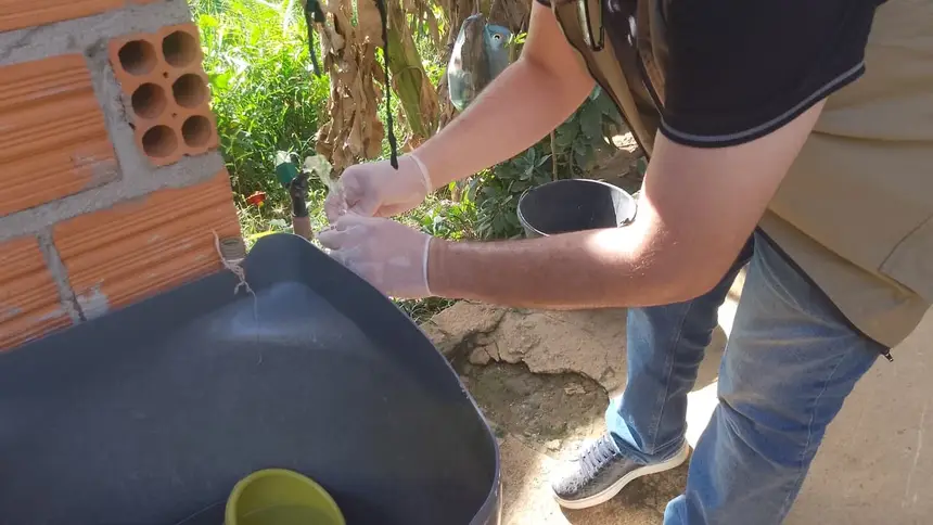 análises da qualidade da água no município de Mazagão. As coletas foram feitas em diferentes pontos de abastecimento e enviadas ao laboratório para avaliação físico-química e microbiológica.