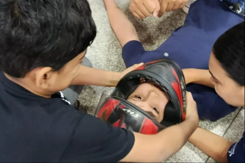 Crianças passam por simulação de acidentes para aprender como agir em situações de risco.