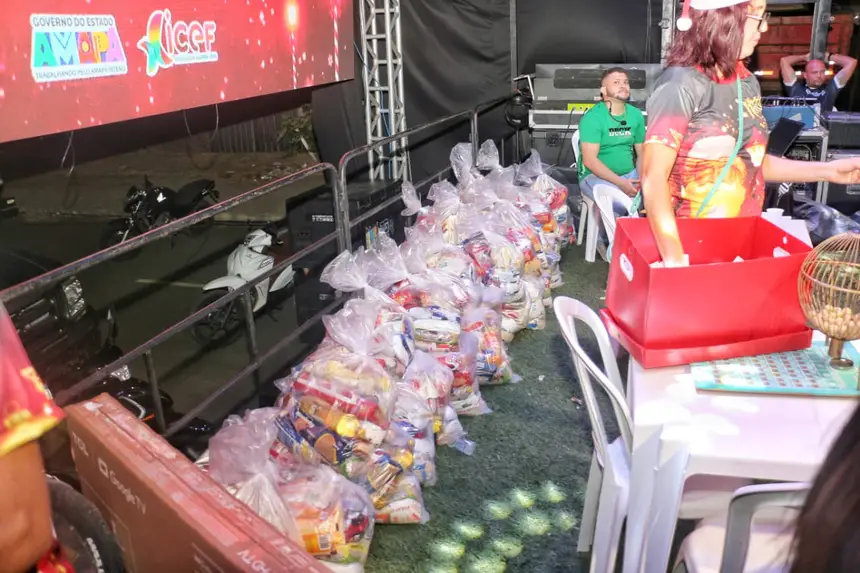Cerca de 180 cestas de alimentos foram distribuídos aos moradores por meio de sorteios 