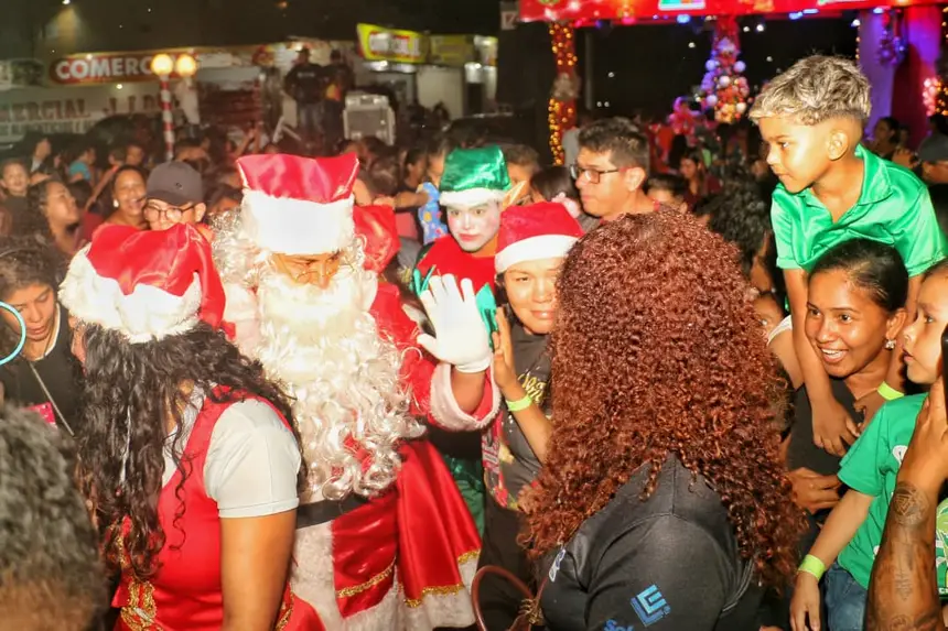 Público infantil e adulto maravilhados com a presença do bom velhinho 