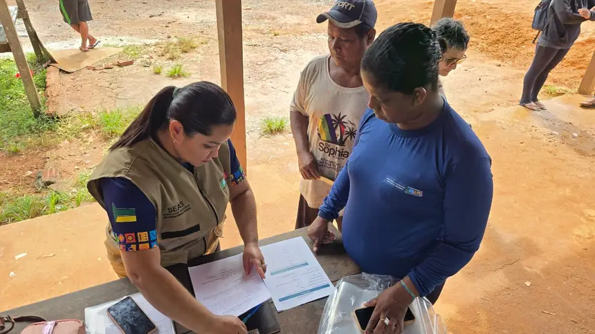 Servidores da Seas fazem controle para distribuição das cestas 