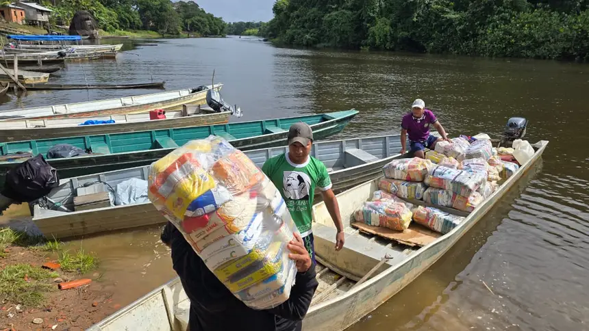 Famílias de diversas regiões do município de Oiapoque sendo beneficiadas com kits de alimentos numa ação humanitária do GEA e Midr