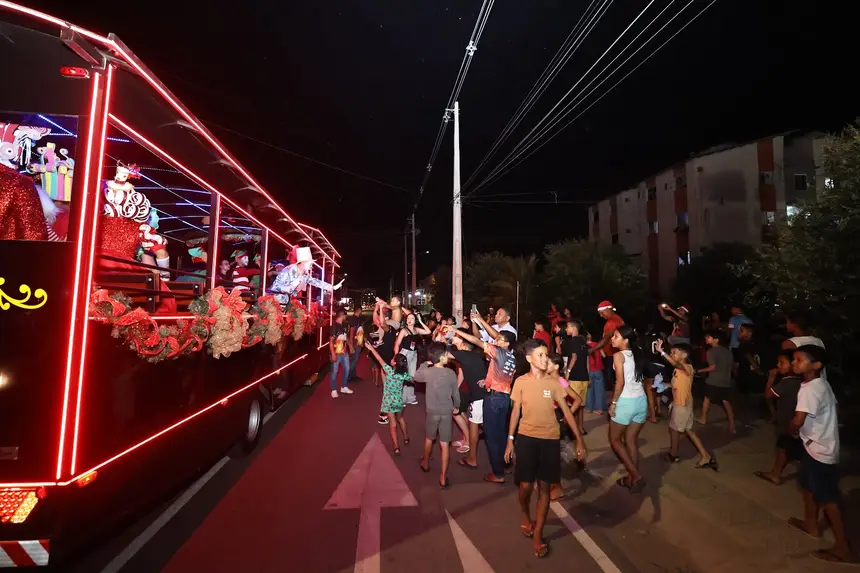 N chegada do veículo, muitas crianças recepcionaram os artistas  com muita alegria