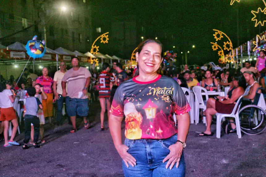 Representante da Sehab Rosana Duarte, acompanha a programação do Natal Luz no conjunto Açucena