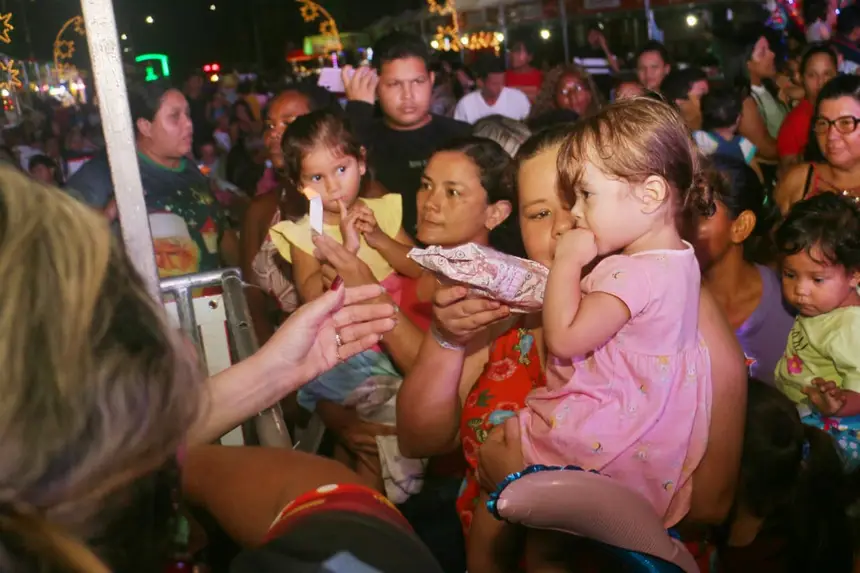 Todas as crianças ganham presentes doados pela parceria entre as entidades
