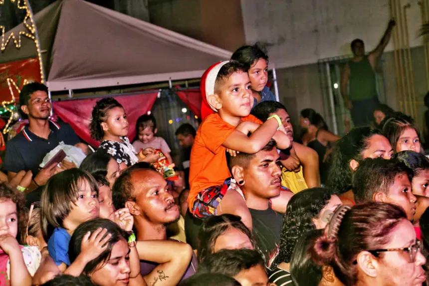 Pessoas de todas as idades atentas as apresentações 