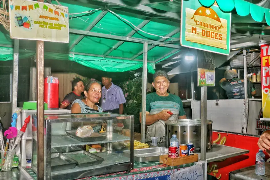 O autônomo Sergio de Souza feliz com as vendas de produtos diversos  no Jardim Açucena