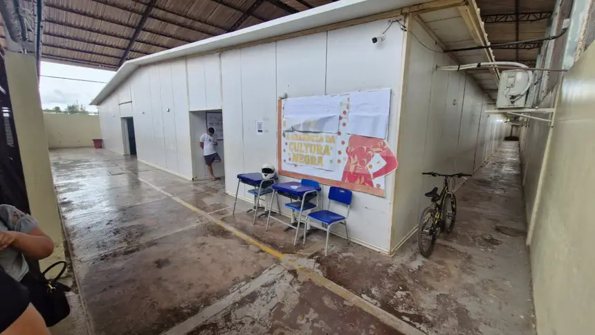 A escola atualmente funciona em um prédio provisório dentro da quadra poliesportiva