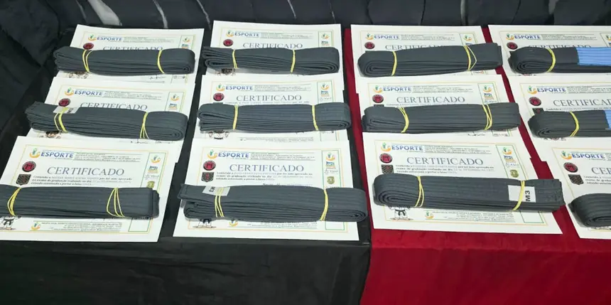 Faixas e certificados para a graduação dos alunos