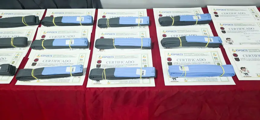 Certificados e faixas para a cerimônia de graduação