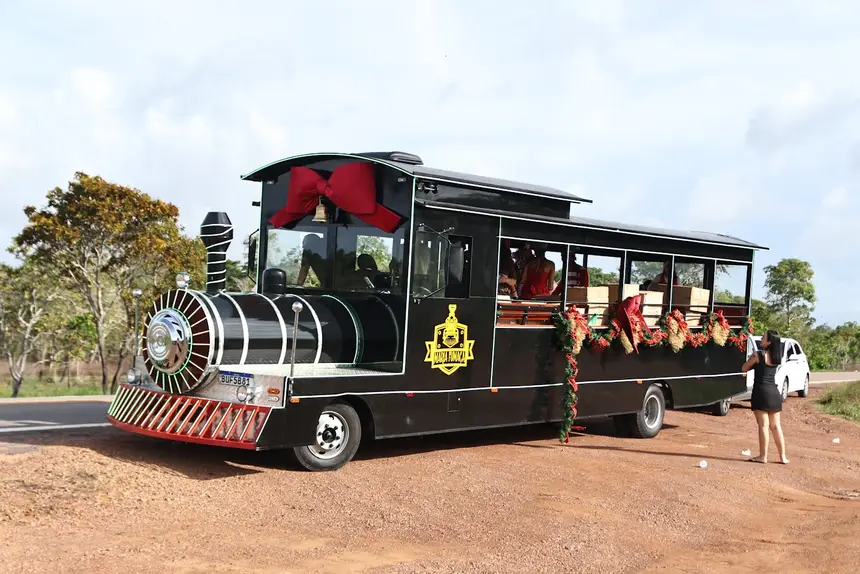 Carreta Maria Fumaça chama atenção por onde passa 