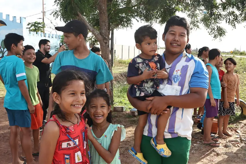 Pais levam seus filhos para receber presentes e aprovam a ideia da caravana do Natal Luz.