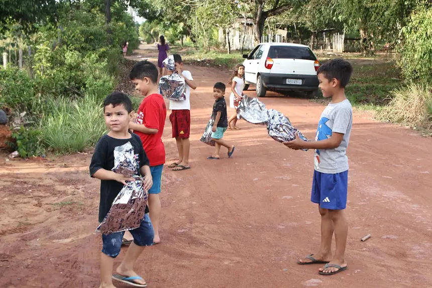 Crianças moradoras da comunidades rurais foram presenteadas 