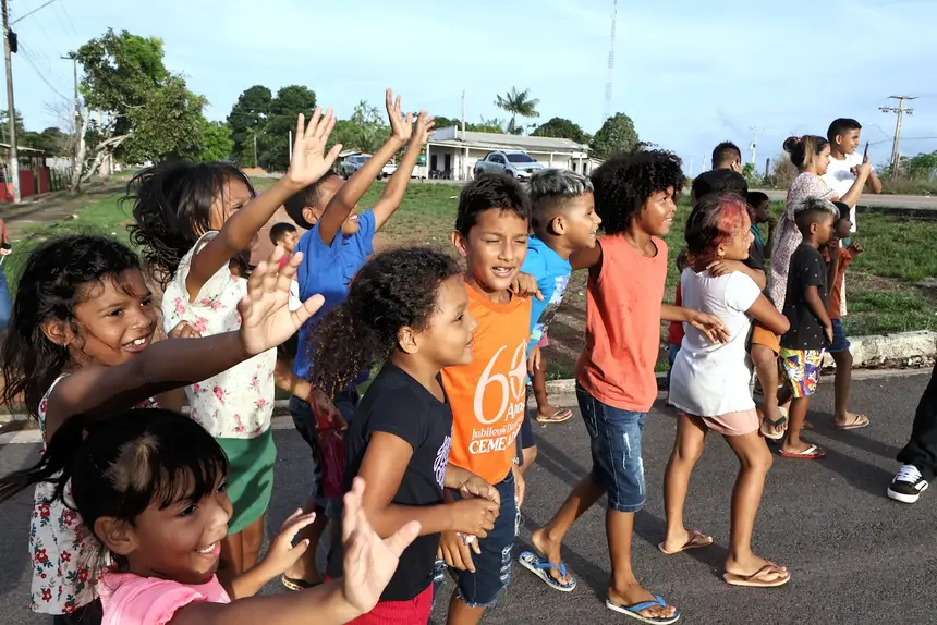A criançada corre para ganhar presentes e ficar ao lado dos personagens