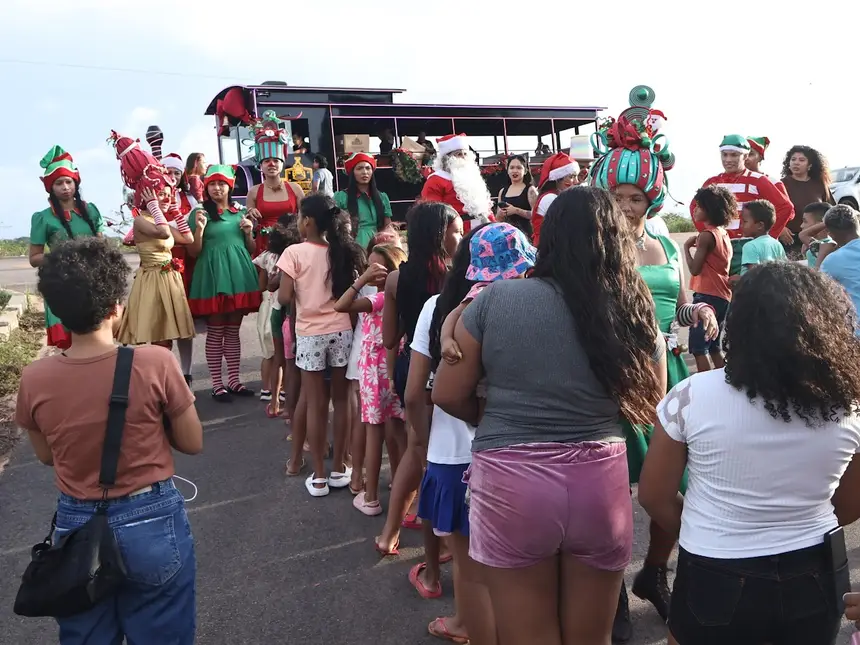 A criançada fez fila para receber presentes 