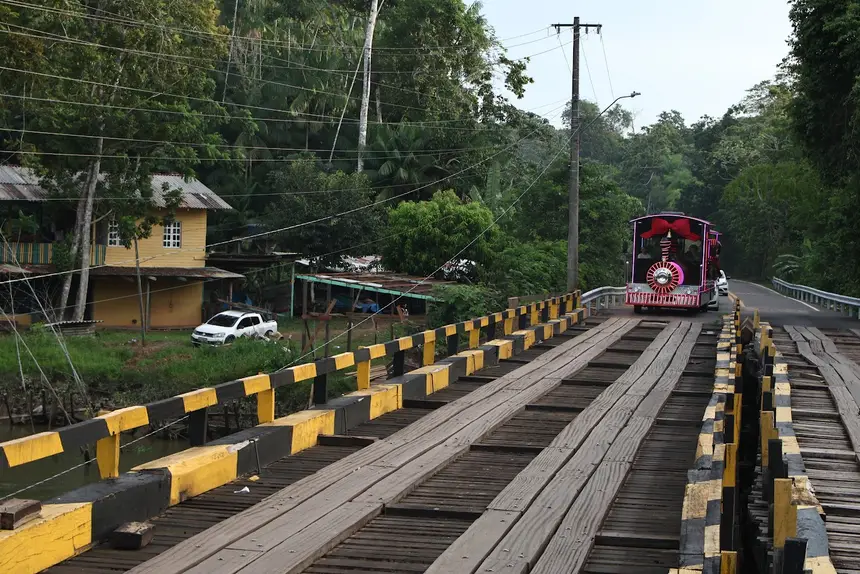 Caravana do Natal Luz do GEA cruzando a Ponte sobre o Rio Pedreiras a caminho do Assentamento Santo Antonio 