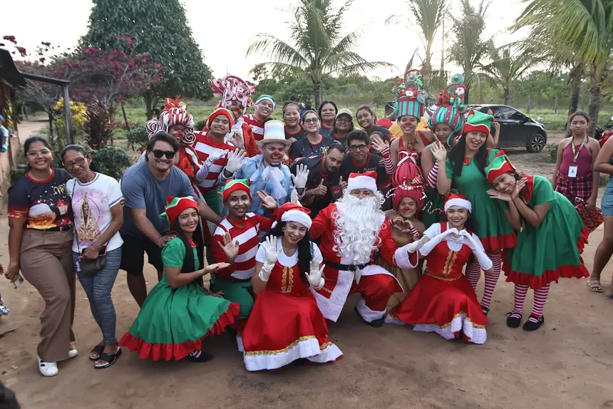 Papai Noel e a equipe de personagens do natal mágico da Terra do Nunca