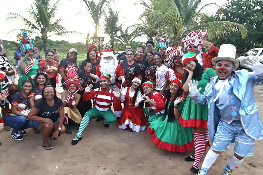 Papai Noel e a equipe de personagens do natal mágico da Terra do Nunca.