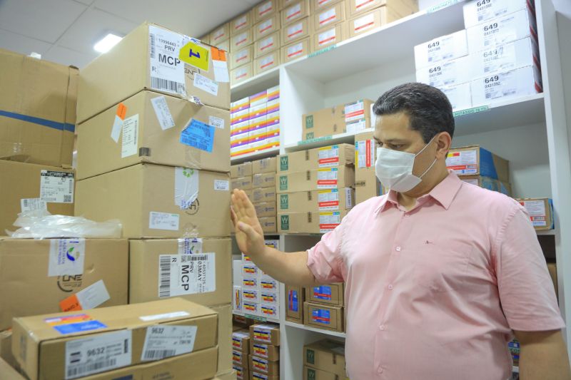 Senador da República, Davi Alcolumbre, na farmárcia do HE, um dos espaços renovados no hospital <div class='credito_fotos'>Foto: Divulgação   |   <a href='/midias/2025/originais/up_ag_27531_95e7ab71-25d5-374b-f627-b6e16760d8d3.jpg' download><i class='fa-solid fa-download'></i> Download</a></div>