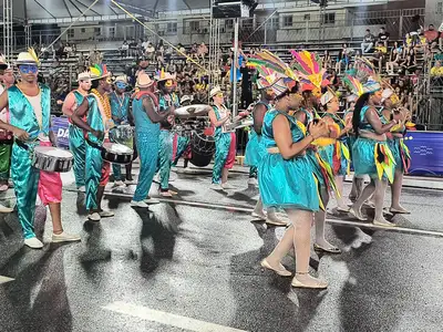 notícia: ASSISTA NOVAMENTE: começa a 2º noite de desfiles das escolas de samba no maior Carnaval da Amazônia no Amapá