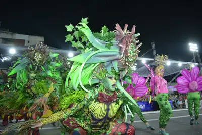 galeria: Carnaval 2025: Maracatu da Favela leva a poesia para avenida com 'Amazonizar: O Olhar do Poeta Joãozinho Gomes em Verde e Rosa'