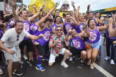 galeria: Folia e diversão marcam desfile do bloco 'A Banda' pelas ruas e avenidas de Macapá