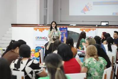 notícia: Governo do Estado capacita profissionais da educação infantil do Programa Criança Alfabetizada, em Macapá