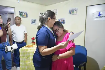 notícia: Servidora de 73 anos recebe homenagem emocionante ao se aposentar após 41 anos dedicados à saúde pública do Amapá