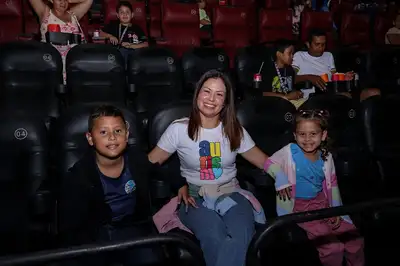 notícia: ‘Eu me sinto feliz’, conta estudante durante sessão de cinema inclusivo realizado pelo Governo do Amapá para crianças autistas