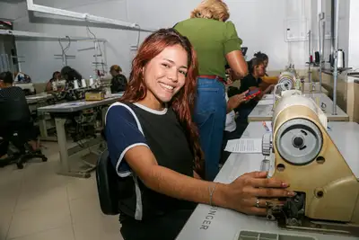 notícia: ‘É uma oportunidade para aprimorar meus conhecimentos’, diz jovem participante do curso de corte e costura promovido pelo Governo do Amapá
