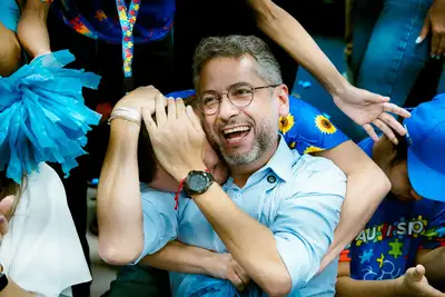 galeria:  Acender Luzes Azuis no Palácio em Conscientização do Autismo - Dia Mundial de Conscientização do Autismo 