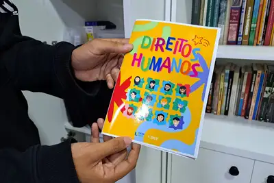 notícia: Centros acadêmicos de Direito da Ueap e da Unifap distribuem cartilhas sobre os Direitos Humanos em escolas públicas
