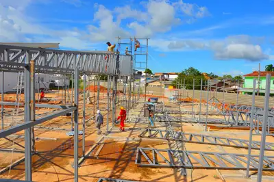 notícia: Governo do Amapá avança nas obras do Hospital de Santana e inicia instalação das estruturas metálicas 