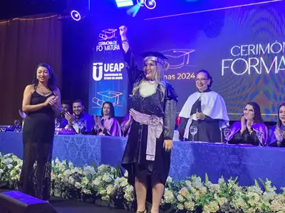 notícia: ‘Apesar de todas as dificuldades, consegui vencer’, diz formanda da Ueap em cerimônia de outorga de 101 acadêmicos