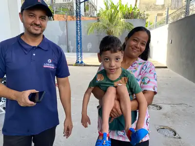 notícia: 'Muito feliz com essa cadeira de banho, conseguimos com um custo zero', diz pai de criança beneficiada pelo Reabilita Amapá