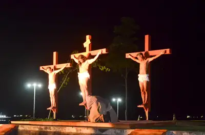 notícia: Espetáculo ‘Uma Cruz Para Jesus’ emociona público e reúne multidão no anfiteatro da Fortaleza de São José de Macapá