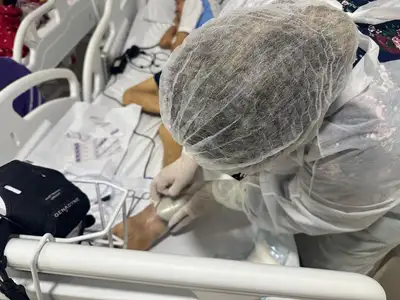 notícia: Fundação de Saúde Amapaense adota inovação tecnológica do curativo a vácuo no anexo do HE para acelerar cicatrização de feridas graves 