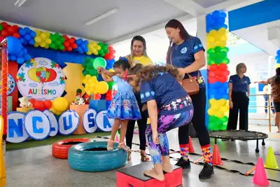 notícia: Governo do Amapá encerra edição especial do projeto 'Mais Sorriso Azul' com dia recreativo para crianças autistas em Santana