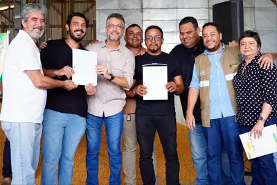 notícia: Dia de Campo: Governo do Amapá entrega 98 declarações de reconhecimento de posse e títulos definitivos para produtores rurais