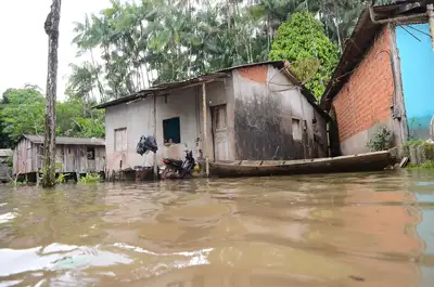 notícia: Governo do Amapá articula recursos federais para famílias atingidas pelas fortes chuvas na Região dos Lagos