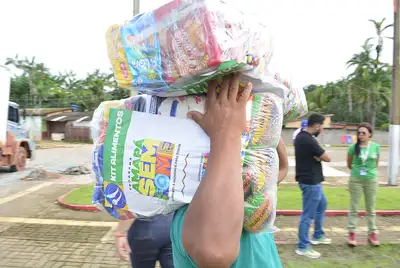 notícia: Governo do Estado beneficia 500 famílias com kits de alimentos no município de Amapá