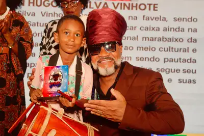 notícia: ‘Tambores que elevam as nossas ancestralidades’, exalta Carlinhos Brown ao receber título de Embaixador do Marabaixo no Amapá