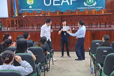 notícia: Ueap recebe representantes de empresa que desenvolve soluções inovadoras de ensino na educação básica
